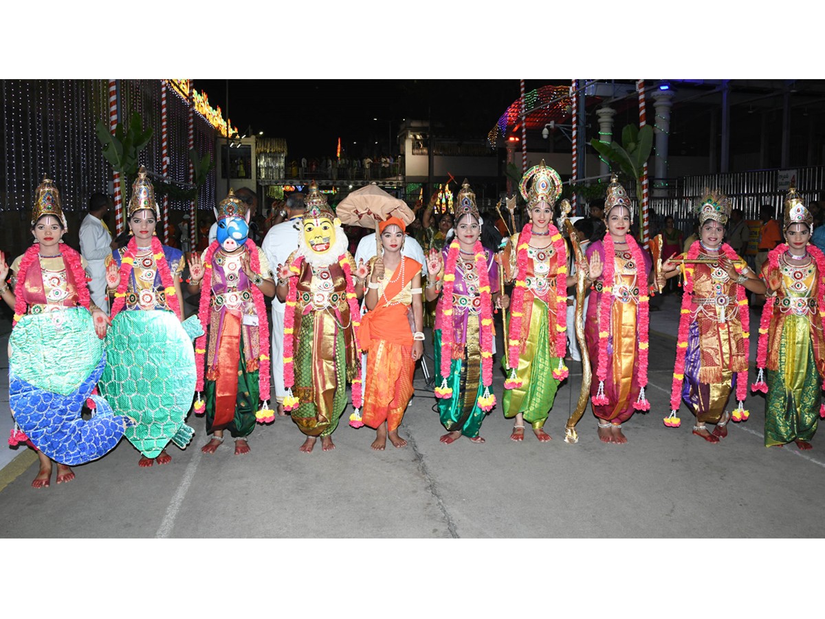 Sri Malayappa Swamy Navarathri Ustavam On Golden Horse Chariot - Sakshi18