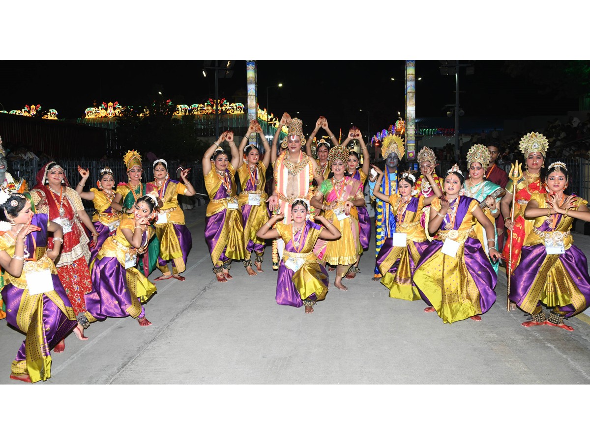 Sri Malayappa Swamy Navarathri Ustavam On Golden Horse Chariot - Sakshi19