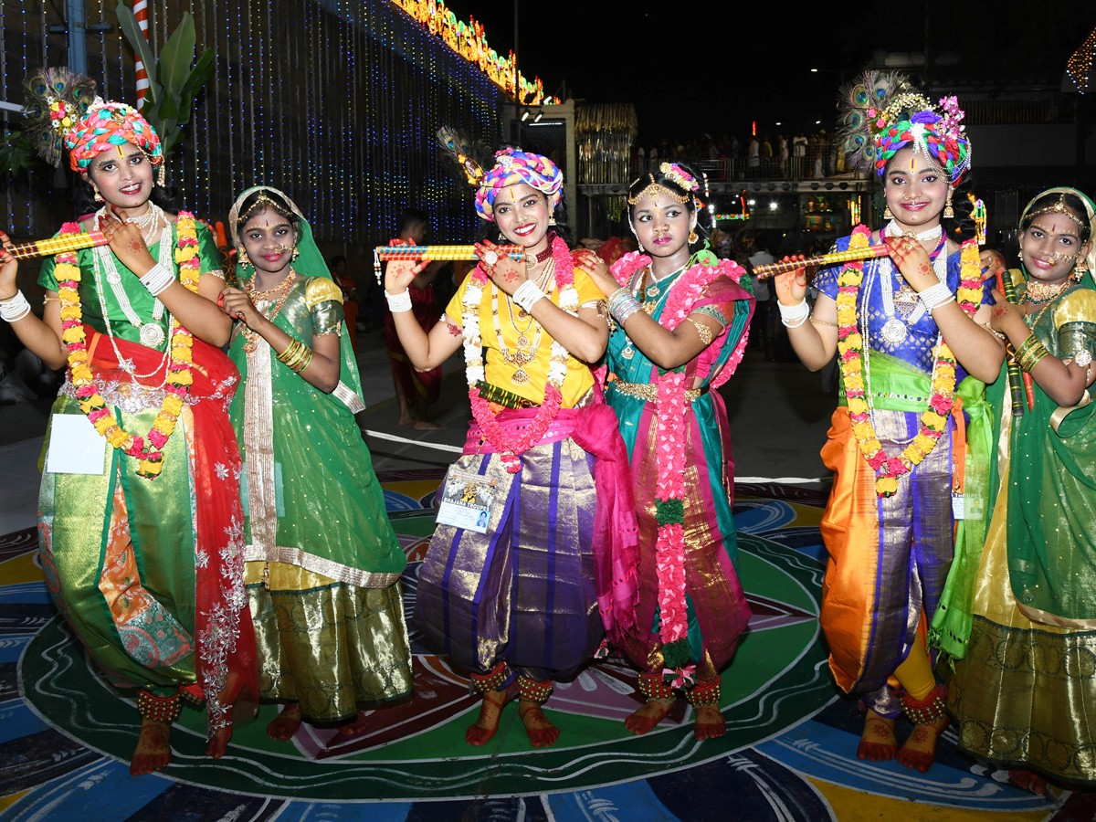 Sri Malayappa Swamy Navarathri Ustavam On Golden Horse Chariot - Sakshi21