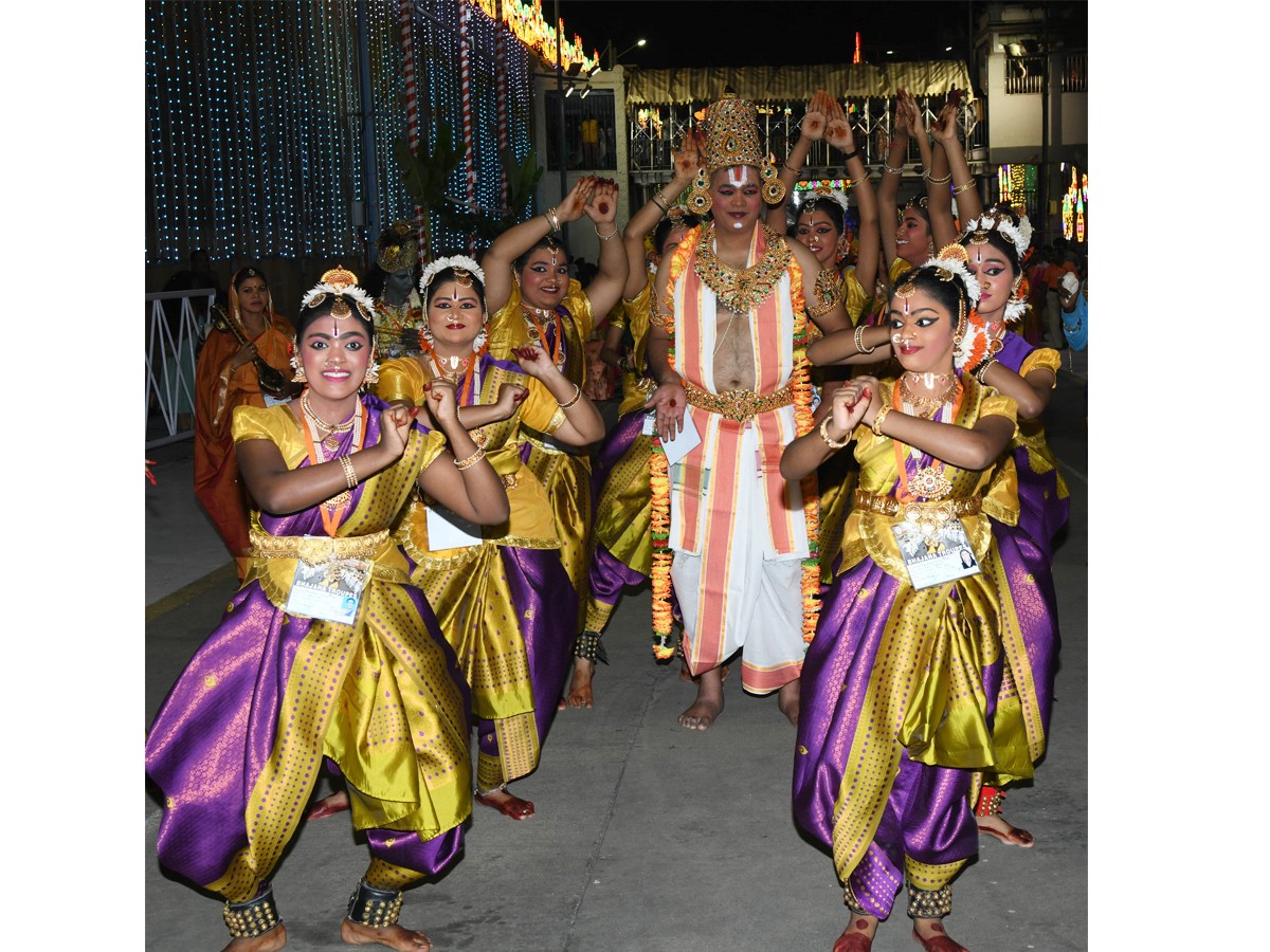 Sri Malayappa Swamy Navarathri Ustavam On Golden Horse Chariot - Sakshi22