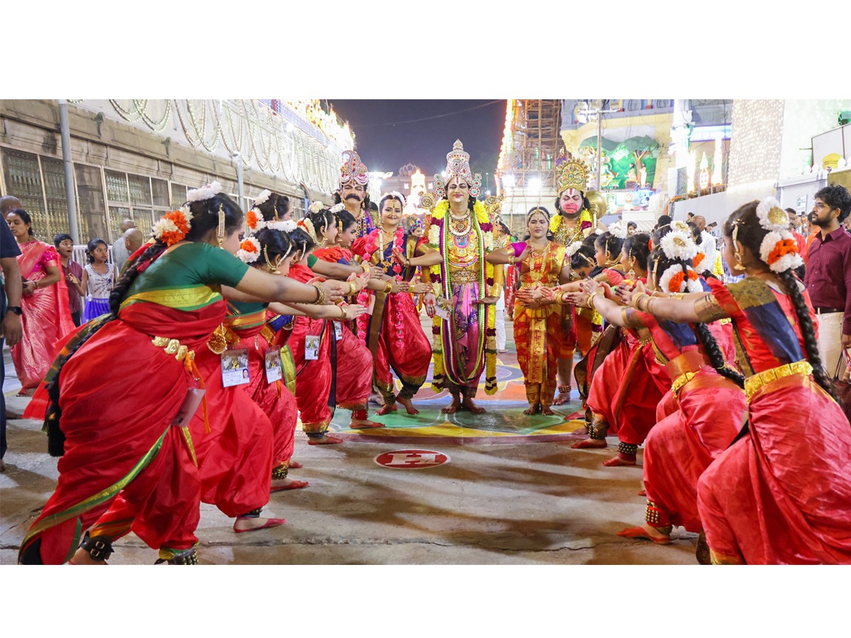 Sri Malayappa Swamy Navarathri Ustavam On Golden Horse Chariot - Sakshi23