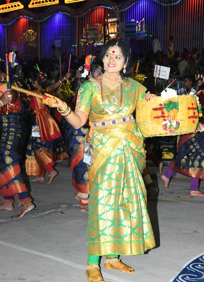 Sri Malayappa Swamy Navarathri Ustavam On Golden Horse Chariot - Sakshi25