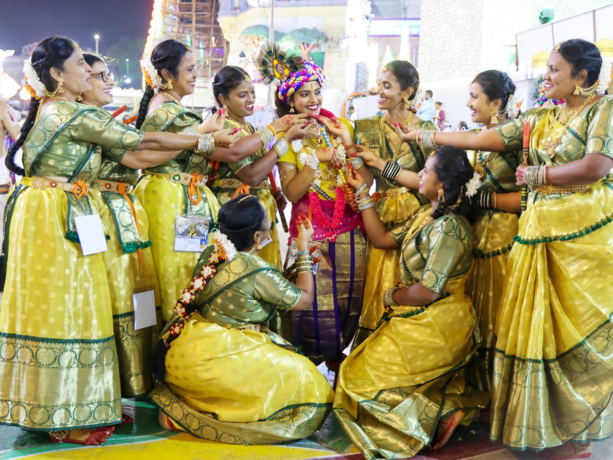 Sri Malayappa Swamy Navarathri Ustavam On Golden Horse Chariot - Sakshi26