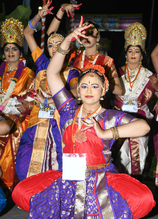 Sri Malayappa Swamy Navarathri Ustavam On Golden Horse Chariot - Sakshi33