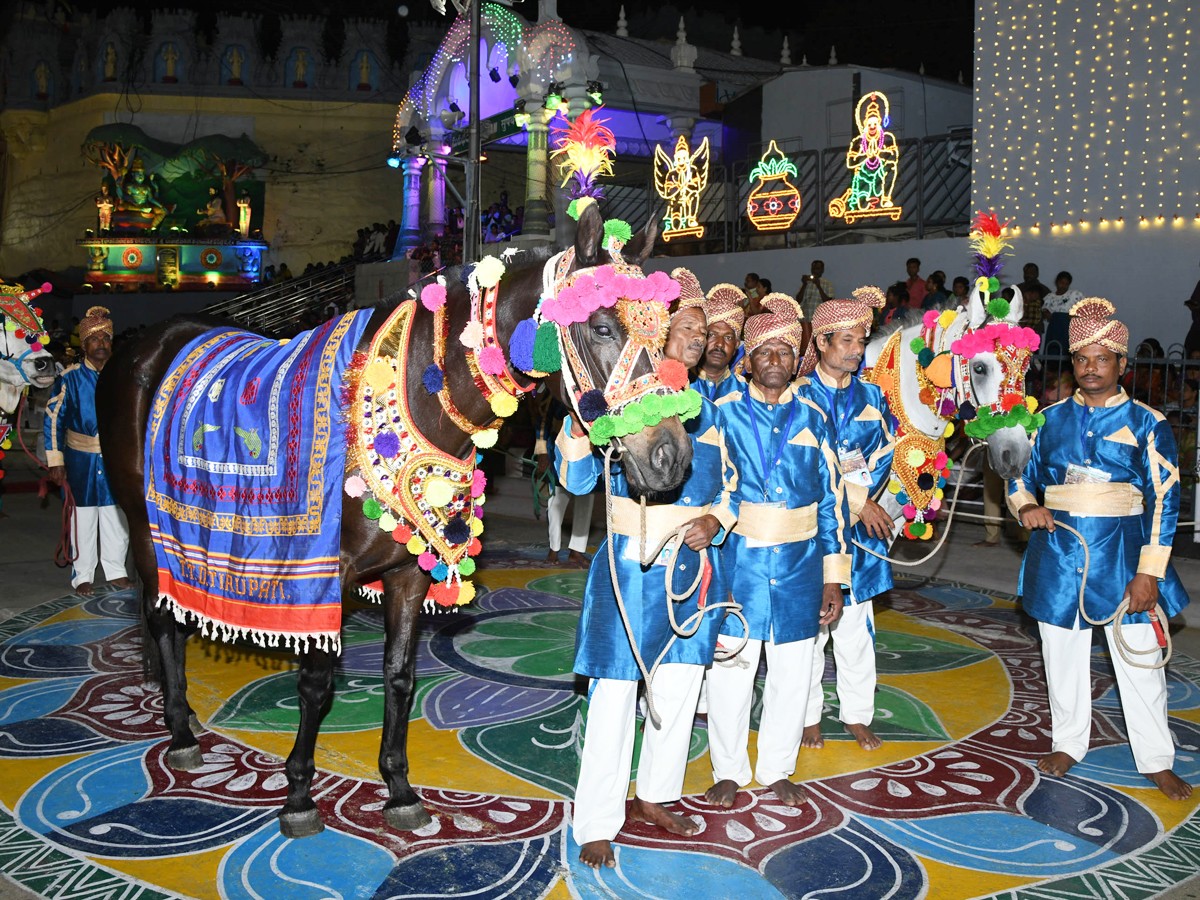 Sri Malayappa Swamy Navarathri Ustavam On Golden Horse Chariot - Sakshi38