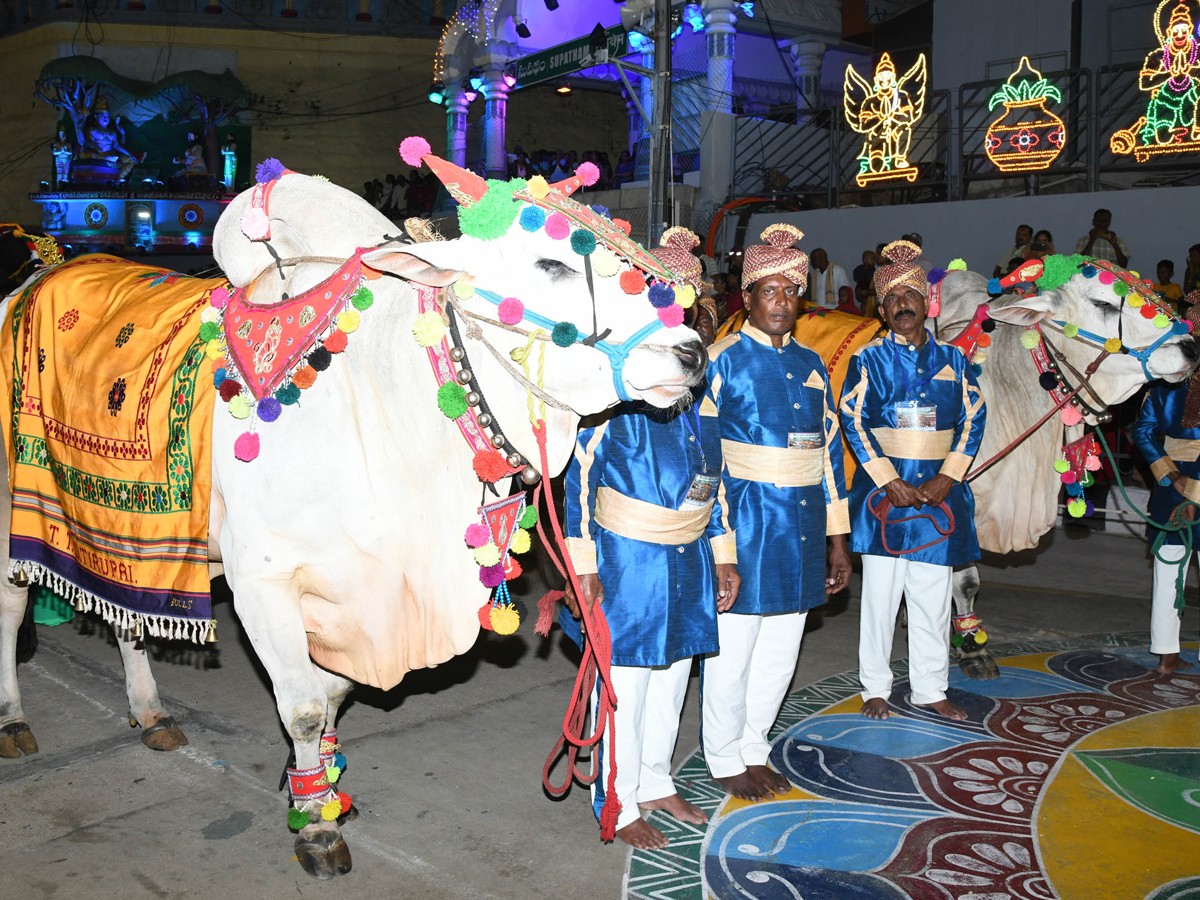 Sri Malayappa Swamy Navarathri Ustavam On Golden Horse Chariot - Sakshi41