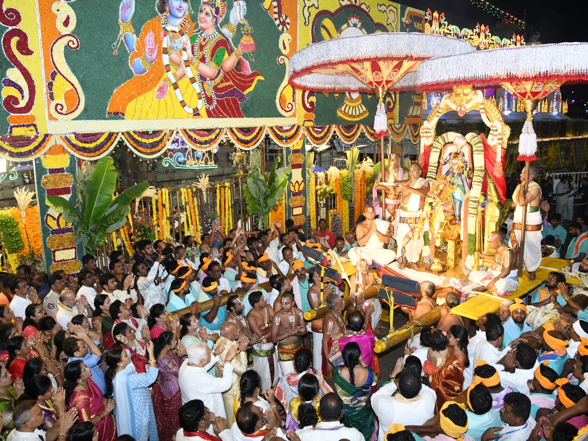 Sri Malayappa Swamy Navarathri Ustavam On Golden Horse Chariot - Sakshi6