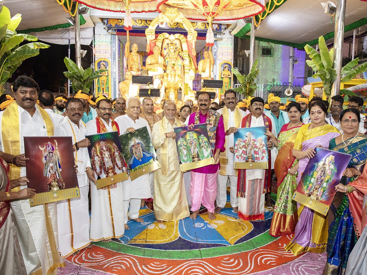 Sri Malayappa Swamy Navarathri Ustavam On Golden Horse Chariot - Sakshi8