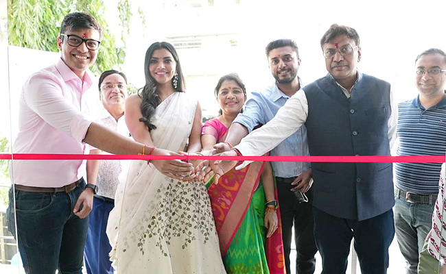 Bigg Boss 5 Lahari Shari Grand Opening Baba Textile Machinery In Ameerpet Photos - Sakshi1