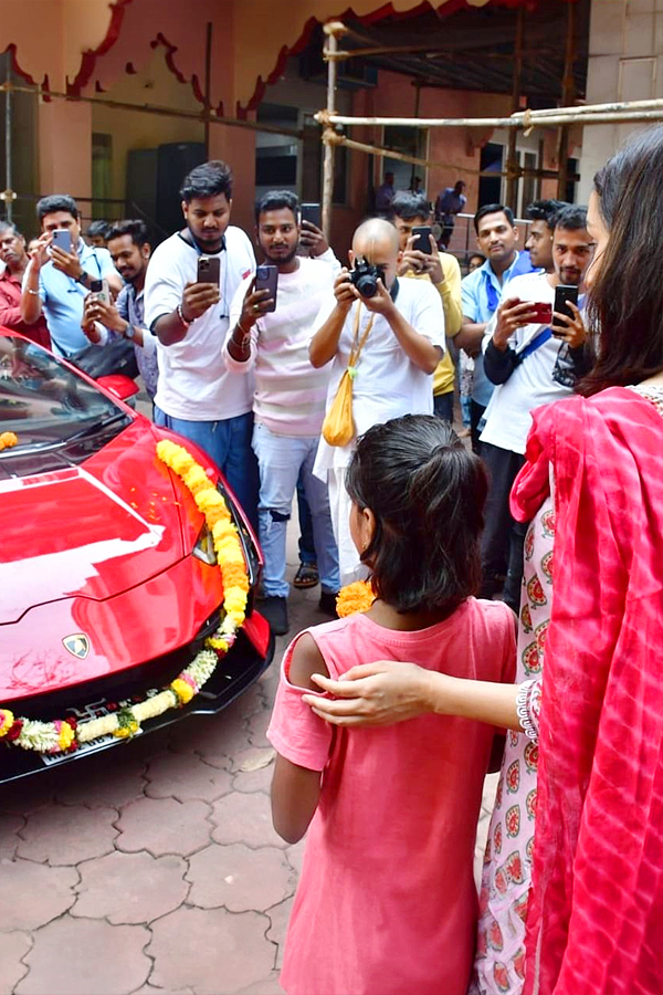 Shraddha Kapoor Visit Iskcon Temple in New Lamborghini Huracan Photos - Sakshi4