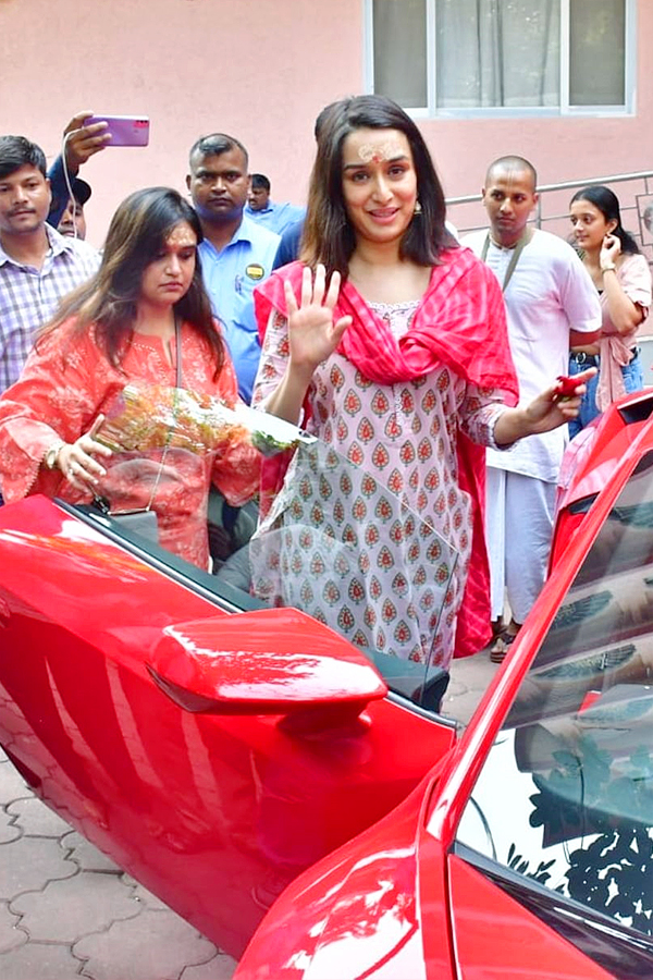 Shraddha Kapoor Visit Iskcon Temple in New Lamborghini Huracan Photos - Sakshi6