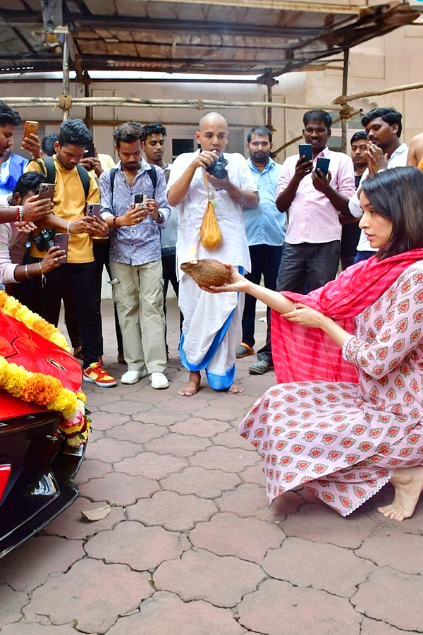 Shraddha Kapoor Visit Iskcon Temple in New Lamborghini Huracan Photos - Sakshi8