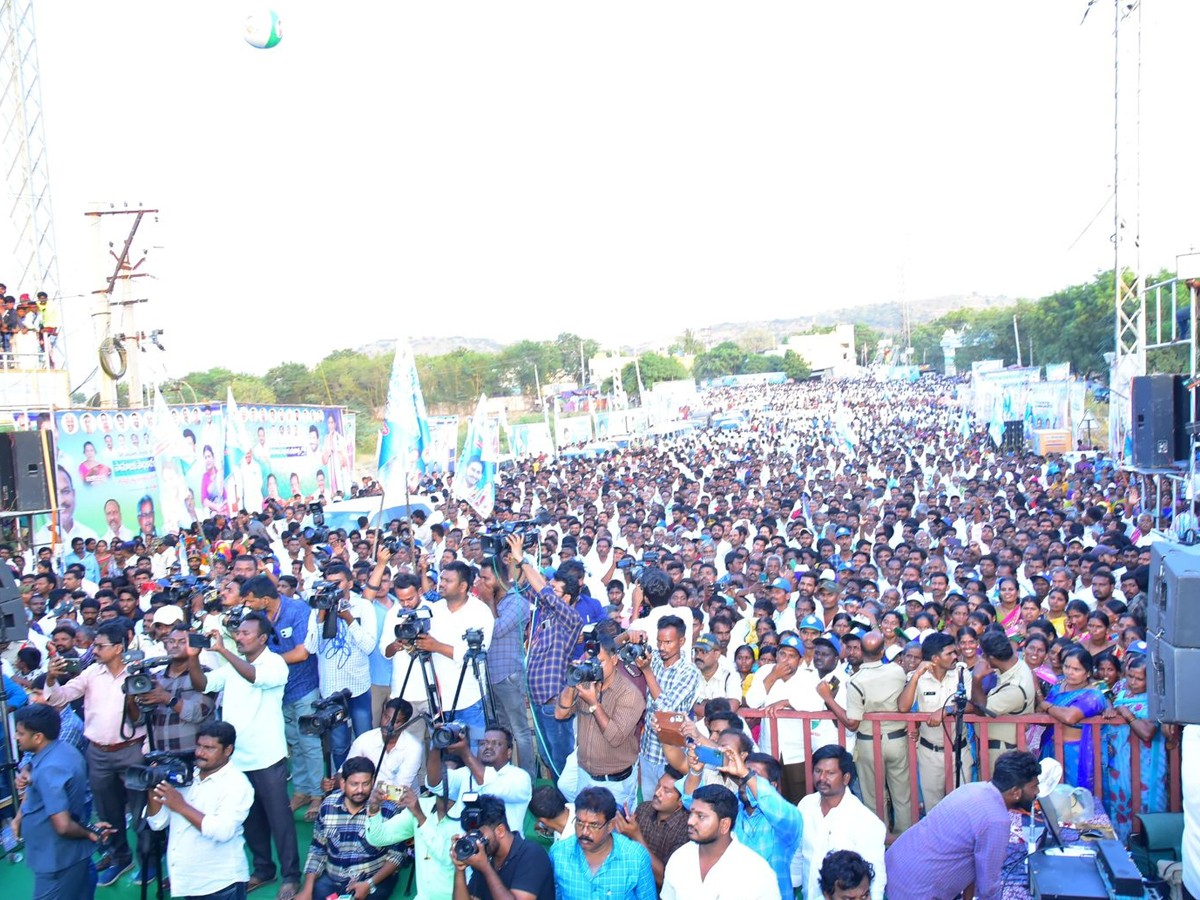 Ichapuram YSRCP Samajika Sadhikara Bus Yatra Sabha (Photos) - Sakshi4