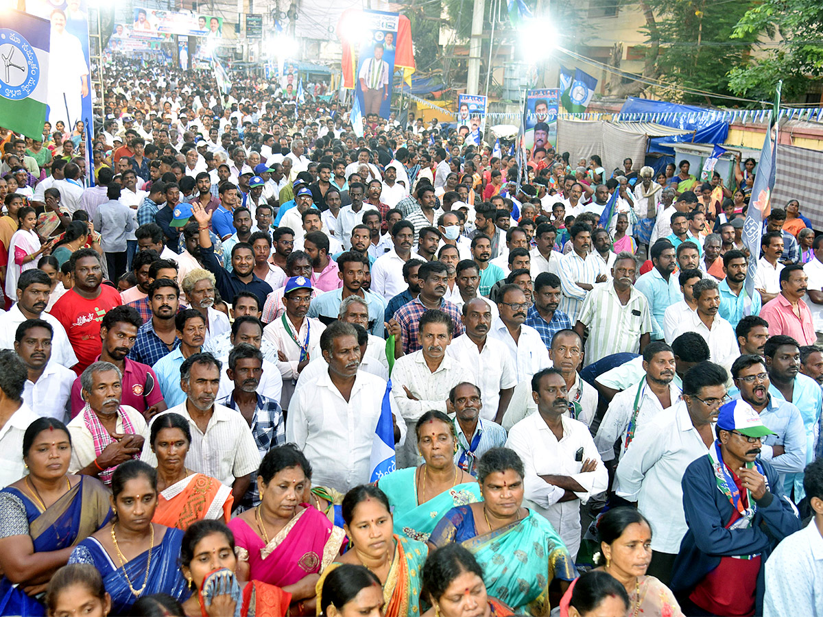 AP People Grand Welcome To YSRCP Samajika Sadhikara Bus Yatra Photos - Sakshi1