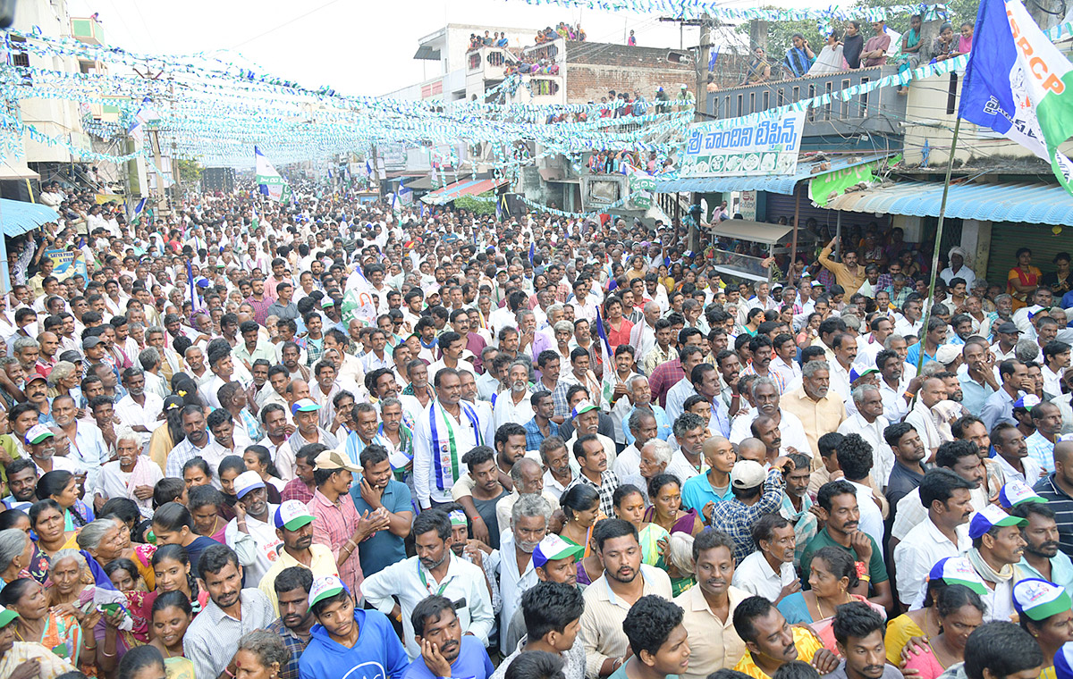 AP People Grand Welcome To YSRCP Samajika Sadhikara Bus Yatra Photos - Sakshi10