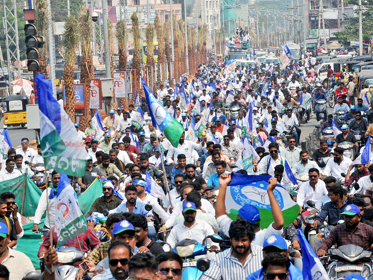 AP People Grand Welcome To YSRCP Samajika Sadhikara Bus Yatra Photos - Sakshi11