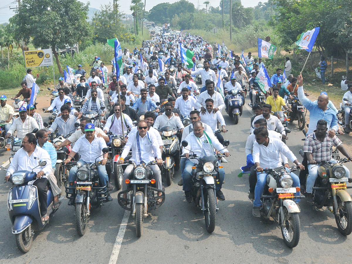 AP People Grand Welcome To YSRCP Samajika Sadhikara Bus Yatra Photos - Sakshi14