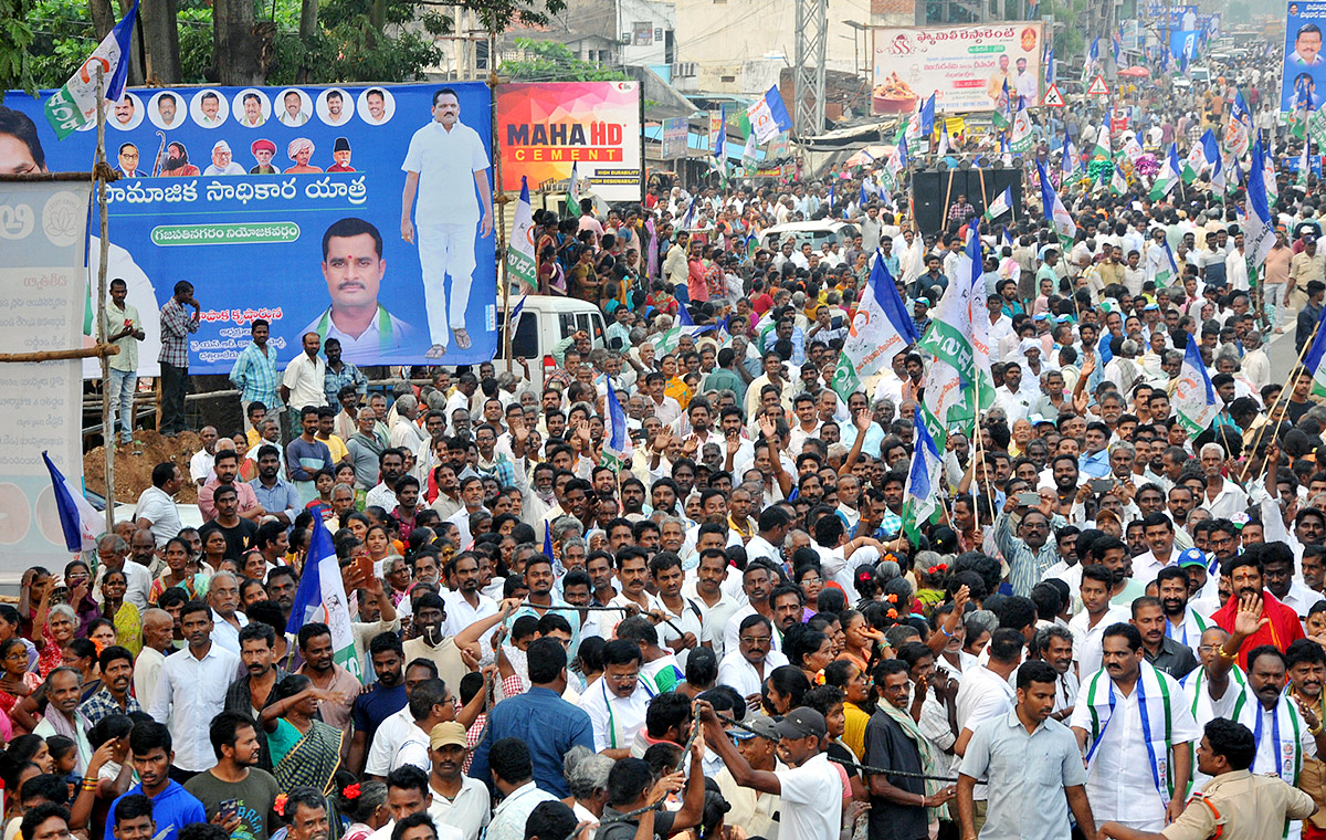 AP People Grand Welcome To YSRCP Samajika Sadhikara Bus Yatra Photos - Sakshi15