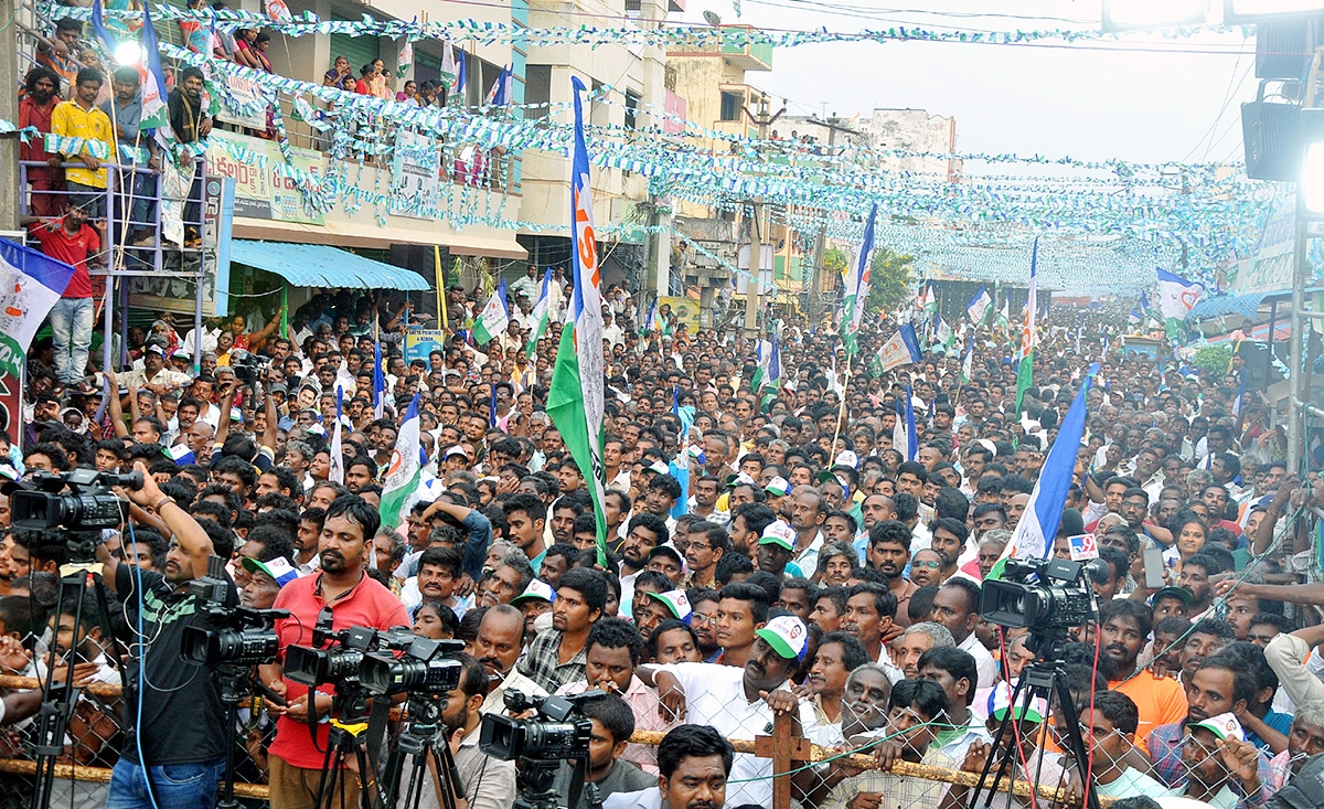 AP People Grand Welcome To YSRCP Samajika Sadhikara Bus Yatra Photos - Sakshi16