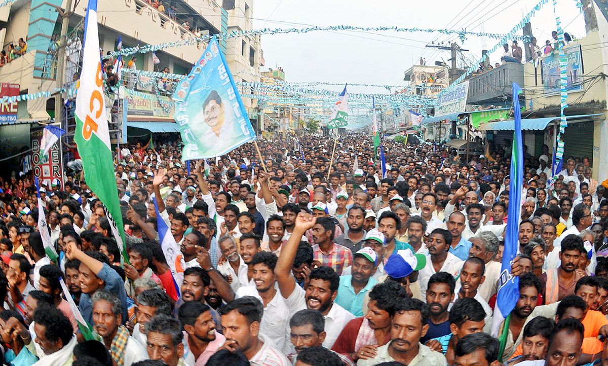 AP People Grand Welcome To YSRCP Samajika Sadhikara Bus Yatra Photos - Sakshi17