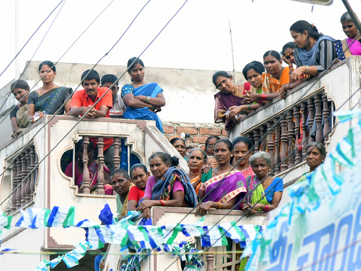 AP People Grand Welcome To YSRCP Samajika Sadhikara Bus Yatra Photos - Sakshi18