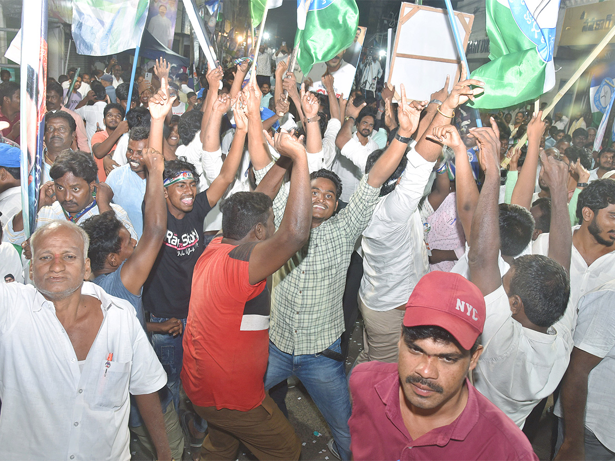 AP People Grand Welcome To YSRCP Samajika Sadhikara Bus Yatra Photos - Sakshi19