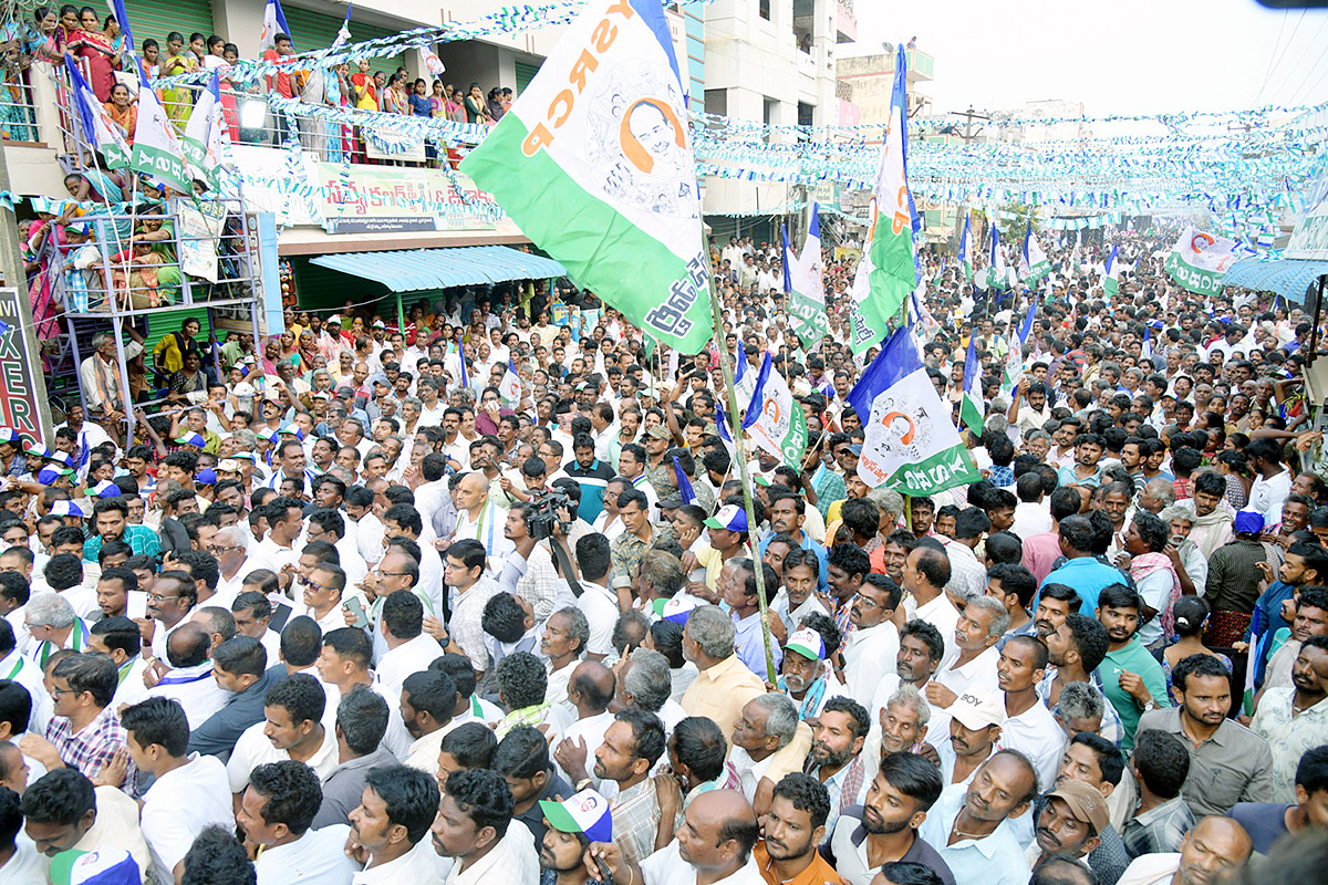 AP People Grand Welcome To YSRCP Samajika Sadhikara Bus Yatra Photos - Sakshi2