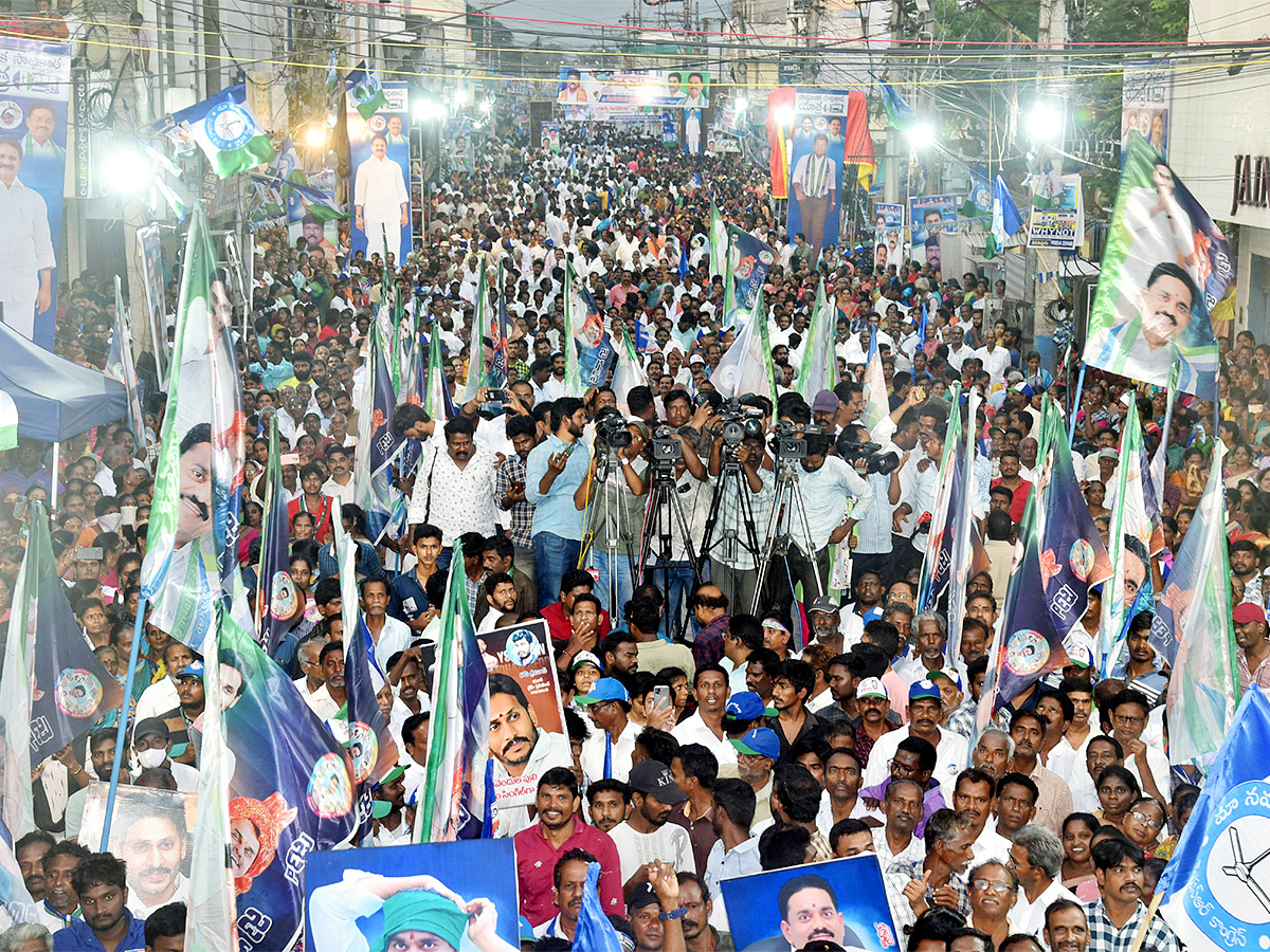 AP People Grand Welcome To YSRCP Samajika Sadhikara Bus Yatra Photos - Sakshi22