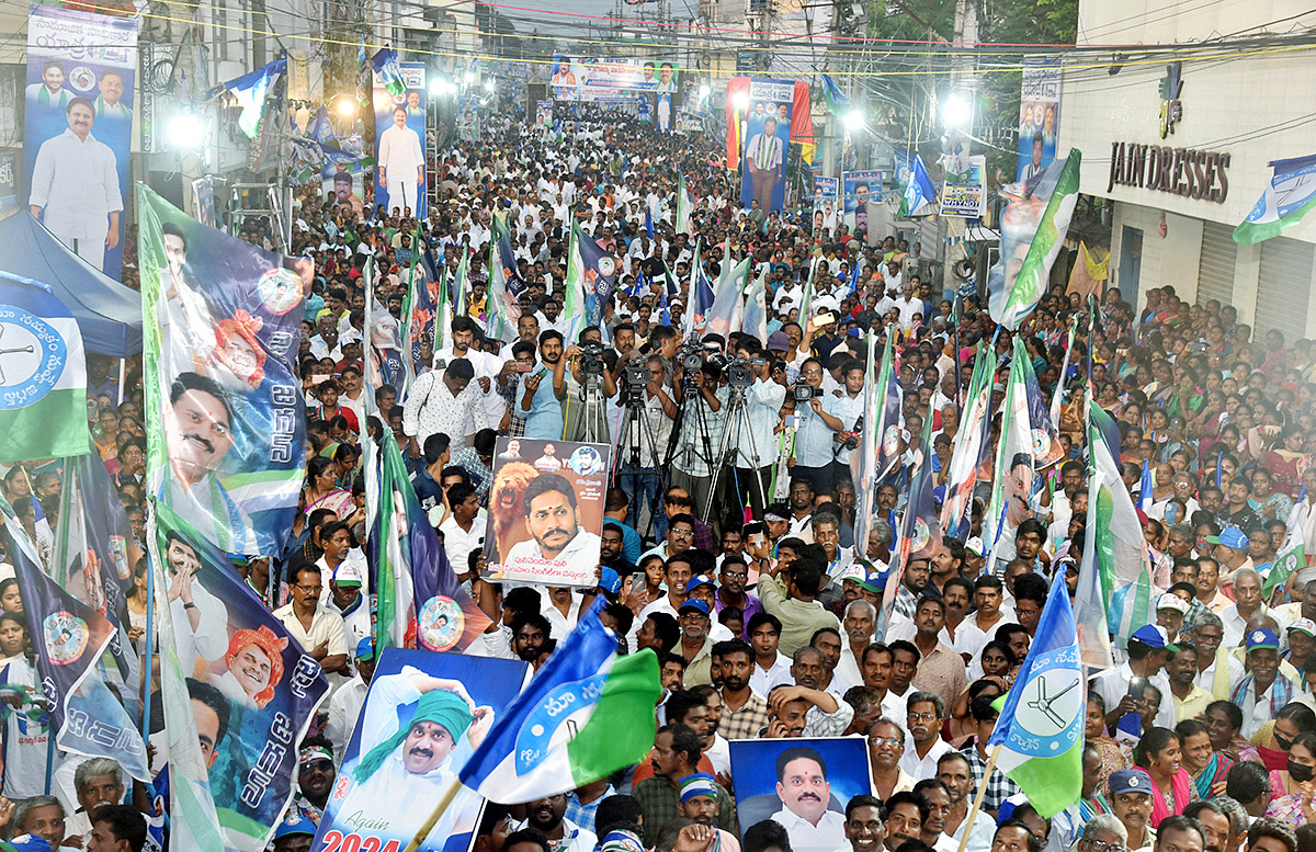 AP People Grand Welcome To YSRCP Samajika Sadhikara Bus Yatra Photos - Sakshi23