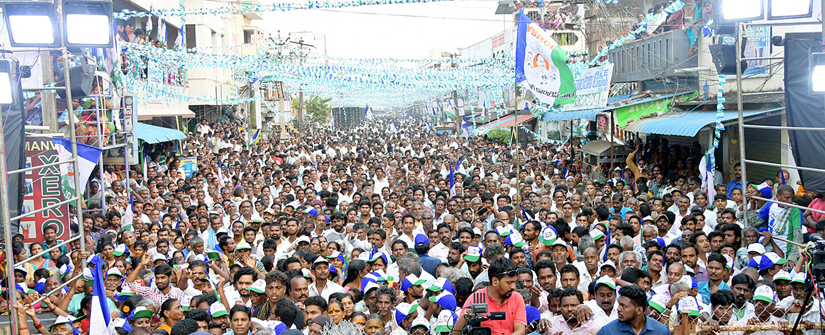 AP People Grand Welcome To YSRCP Samajika Sadhikara Bus Yatra Photos - Sakshi3