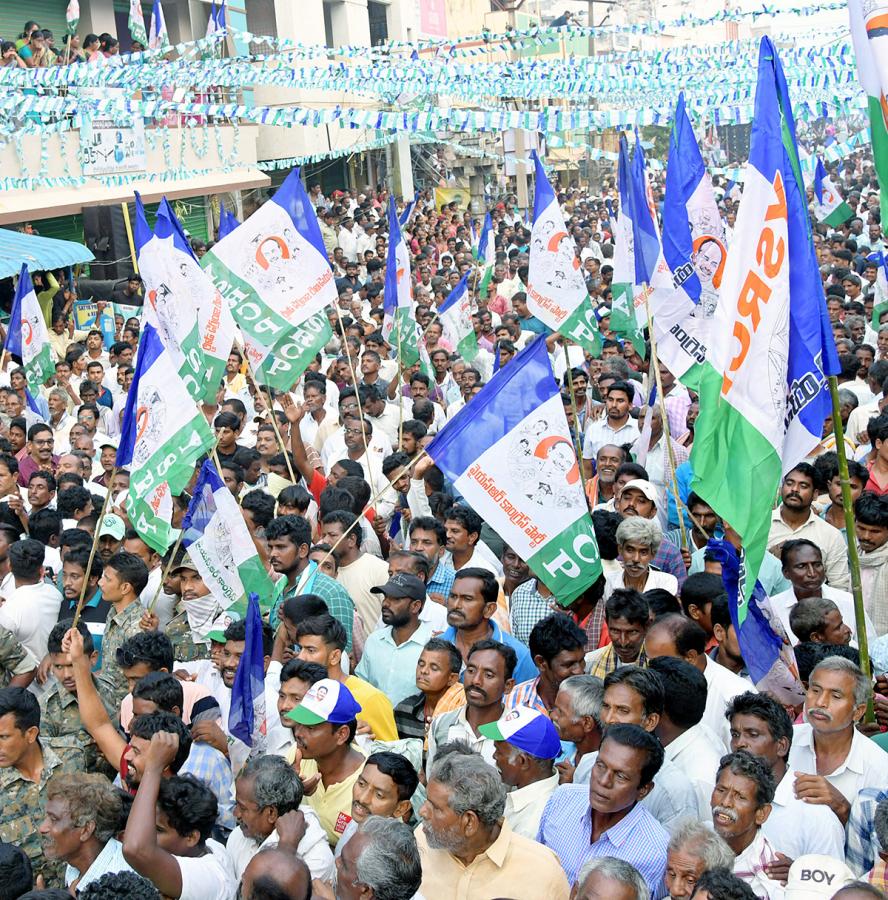 AP People Grand Welcome To YSRCP Samajika Sadhikara Bus Yatra Photos - Sakshi4