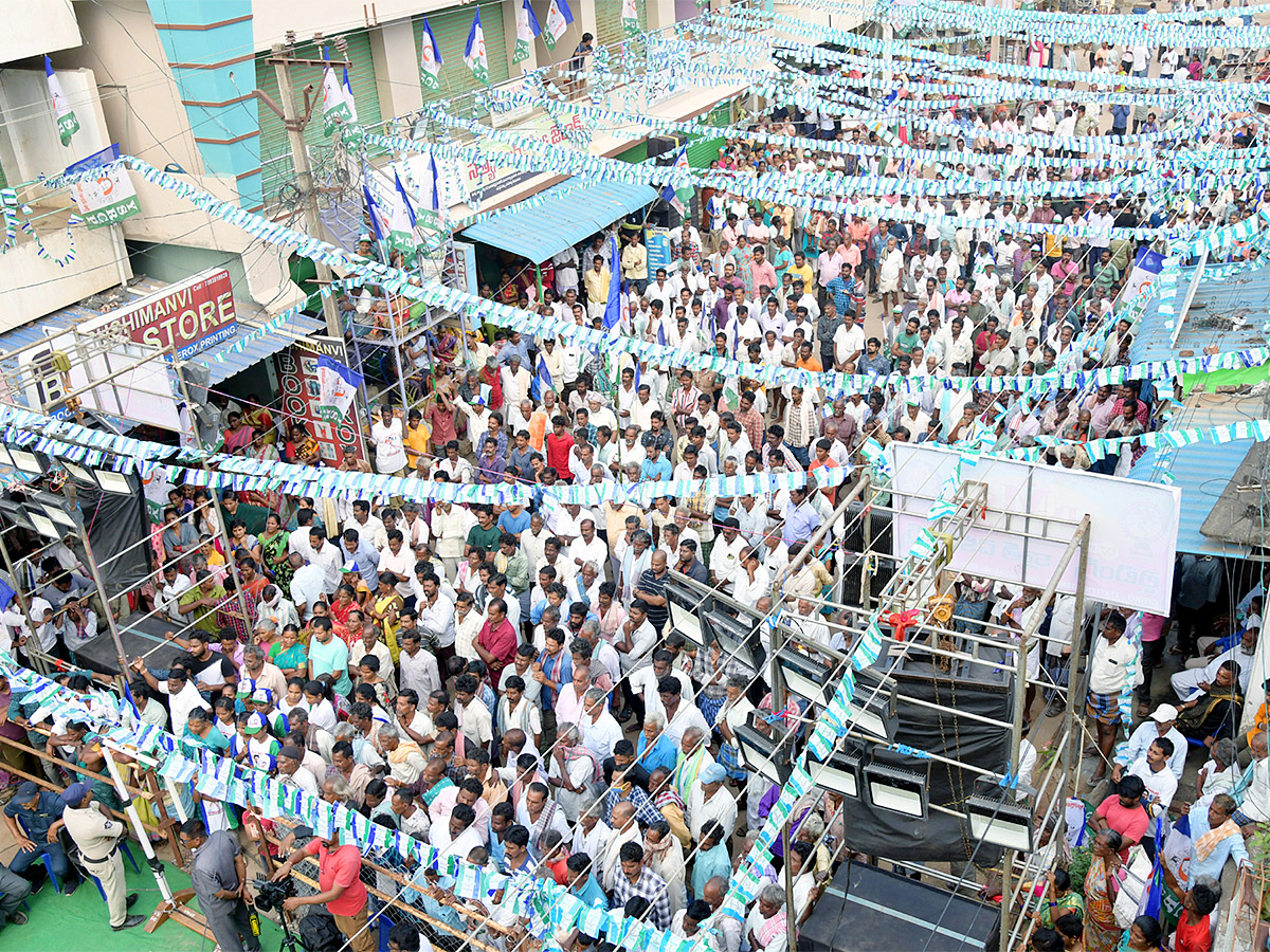 AP People Grand Welcome To YSRCP Samajika Sadhikara Bus Yatra Photos - Sakshi5