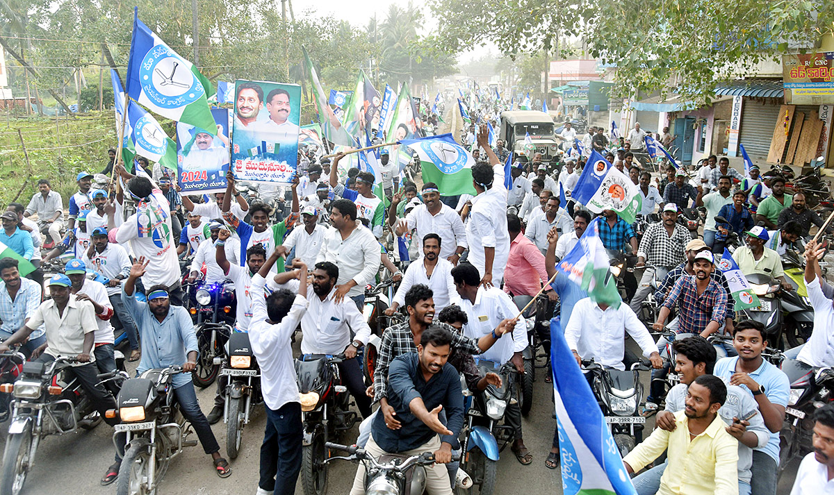 AP People Grand Welcome To YSRCP Samajika Sadhikara Bus Yatra Photos - Sakshi9