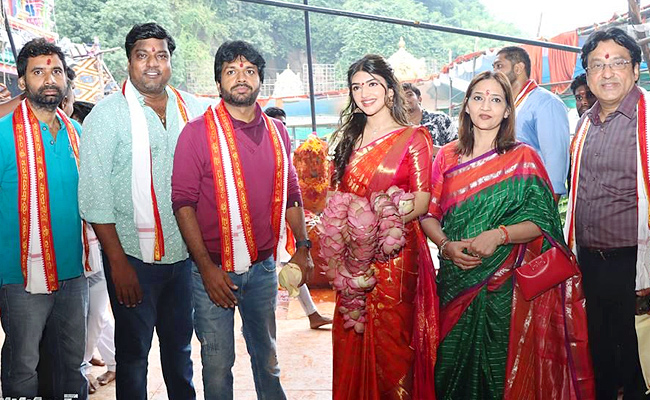 Bhagavanth Kesari movie team at Kanaka Durga temple Vijayawada photos - Sakshi1