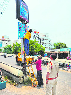 పట్టణంలో సీసీ కెమెరాలు ఏర్పాటు చేస్తున్న దృశ్యం1