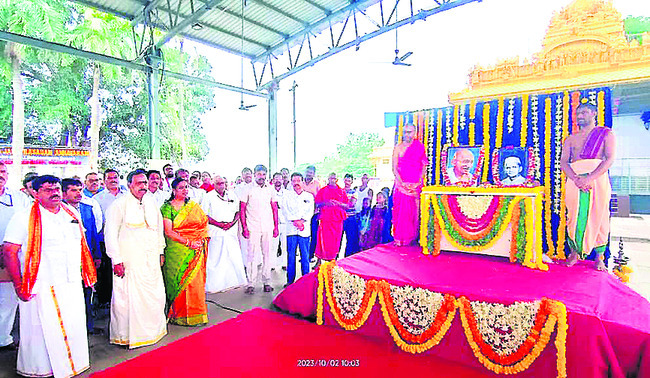 గాంధీజీ, శాసీ్త్రజీ జయంతి వేడుకల్లో పాల్గొన్న జస్టిస్‌ గోపాలకృష్ణారావు, ఈఓ ఆజాద్‌ 2