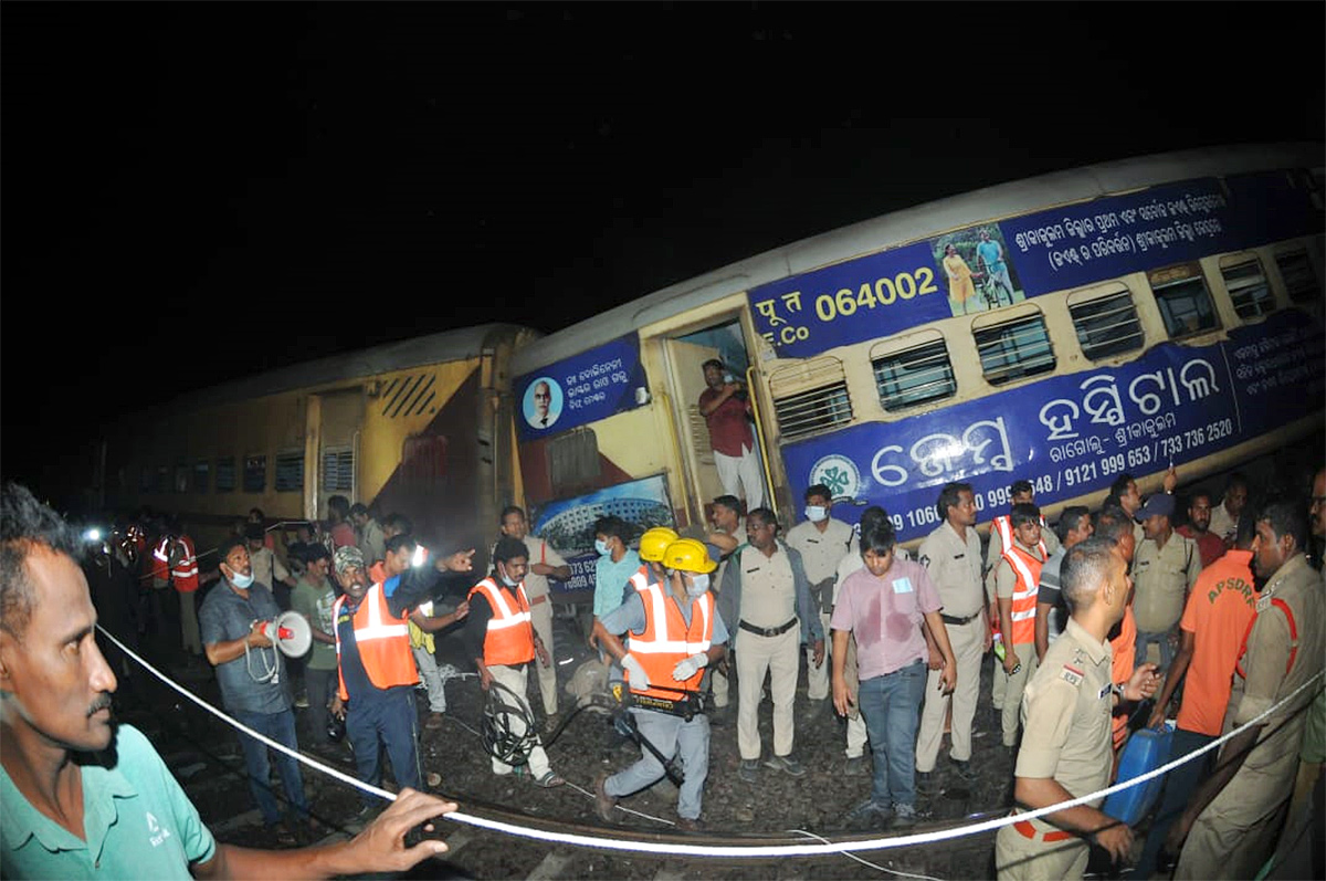 Vizianagaram Train Accident Photos: Two Passenger Trains Collide In Andhra Pradesh - Sakshi17