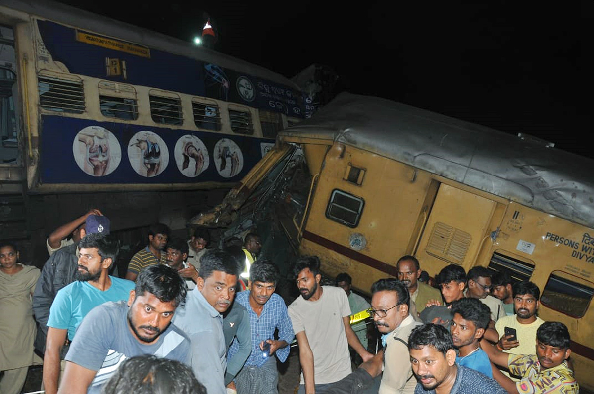 Vizianagaram Train Accident Photos: Two Passenger Trains Collide In Andhra Pradesh - Sakshi19