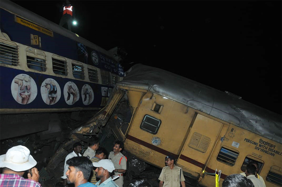 Vizianagaram Train Accident Photos: Two Passenger Trains Collide In Andhra Pradesh - Sakshi20