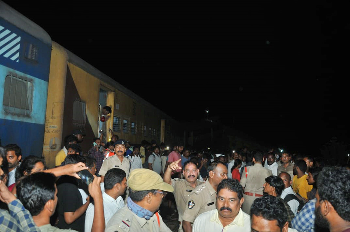 Vizianagaram Train Accident Photos: Two Passenger Trains Collide In Andhra Pradesh - Sakshi22