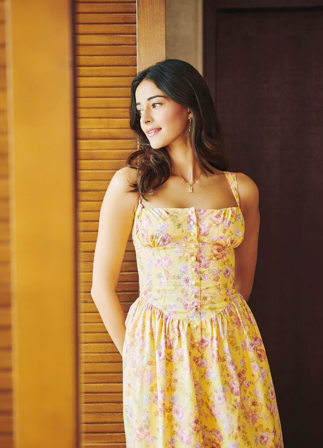 Ananya Panday Turns Up The Heat In Bollywood With Her Glamour Photos - Sakshi30