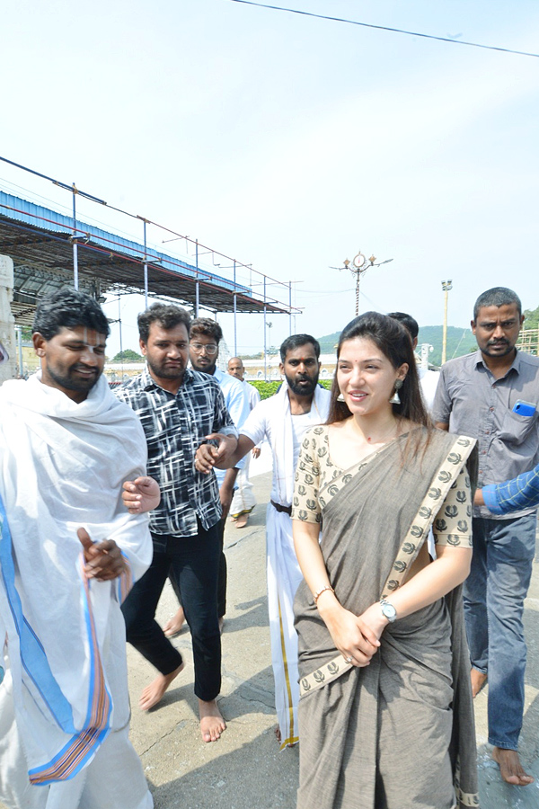 Actress Mehreen Pirzada Visits Tirumala Temple Photos - Sakshi2