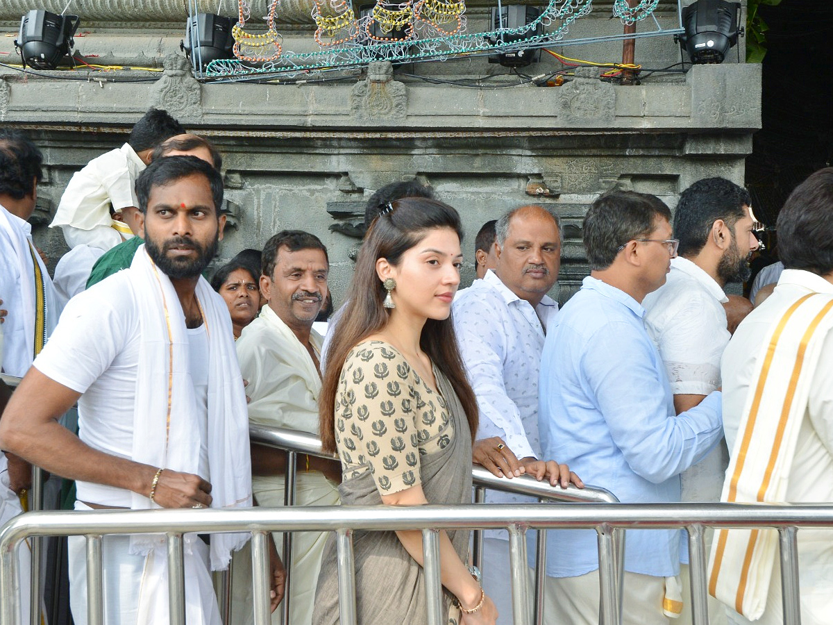 Actress Mehreen Pirzada Visits Tirumala Temple Photos - Sakshi15