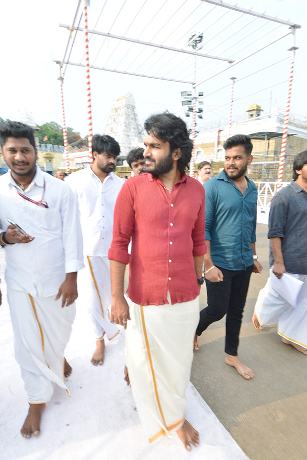 Tollywood Actor Kiran Abbavaram Visited Tirumala Temple PHotos - Sakshi12