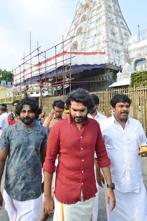 Tollywood Actor Kiran Abbavaram Visited Tirumala Temple PHotos - Sakshi14