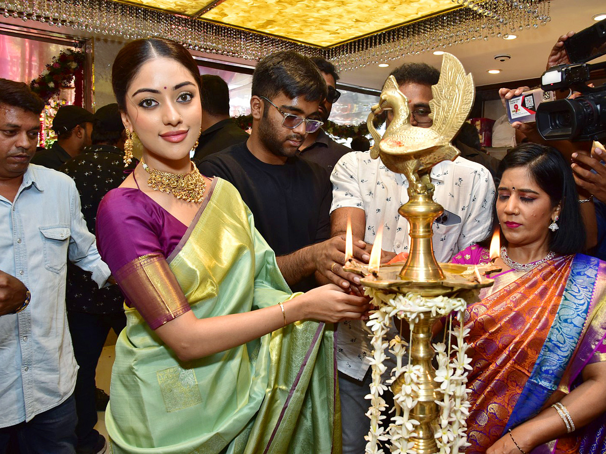 Anu Emmanuel Inagurated Chandana Brothers At Hyderabad Photos - Sakshi6