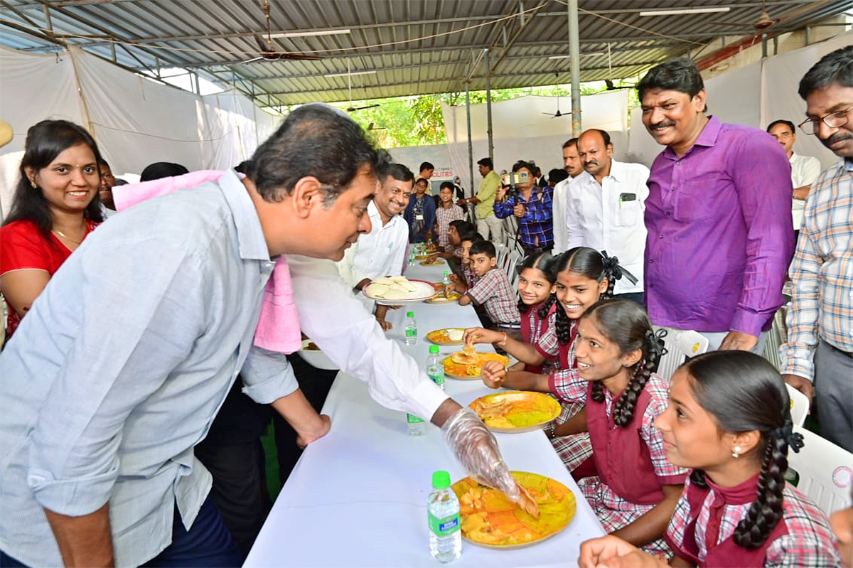 Ministers Harish Rao KTR At Telangana CM Breakfast Scheme Launched Photos - Sakshi1