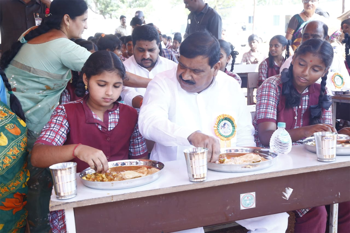 Ministers Harish Rao KTR At Telangana CM Breakfast Scheme Launched Photos - Sakshi10