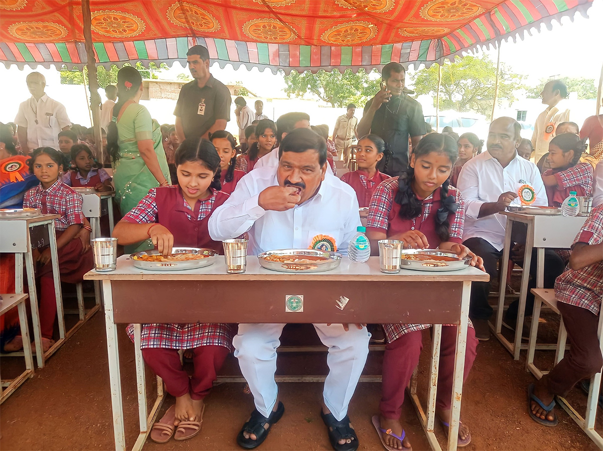 Ministers Harish Rao KTR At Telangana CM Breakfast Scheme Launched Photos - Sakshi6