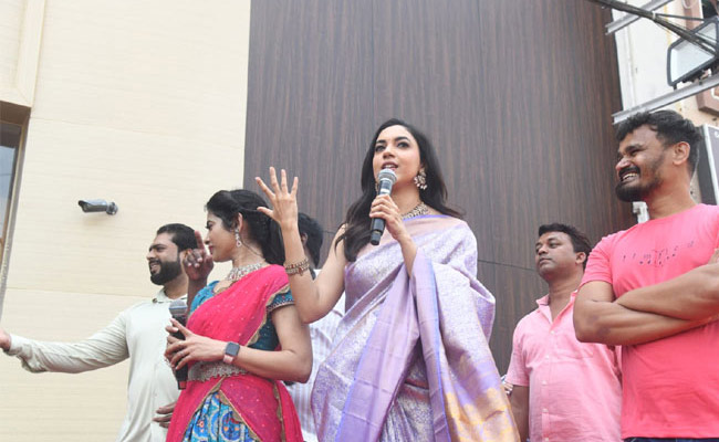 Rituvarma Visits Shopping Mall At Khammam photos - Sakshi3